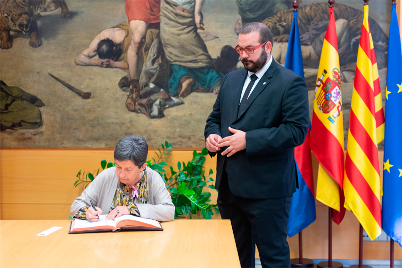Teresa Cunillera i Mestres, delegada del Govern a Catalunya signa el llibre d'honor