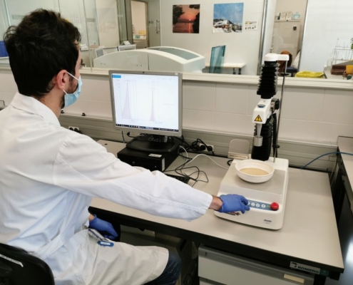 Investigador al laboratori fent recerca sobre la disfàgia