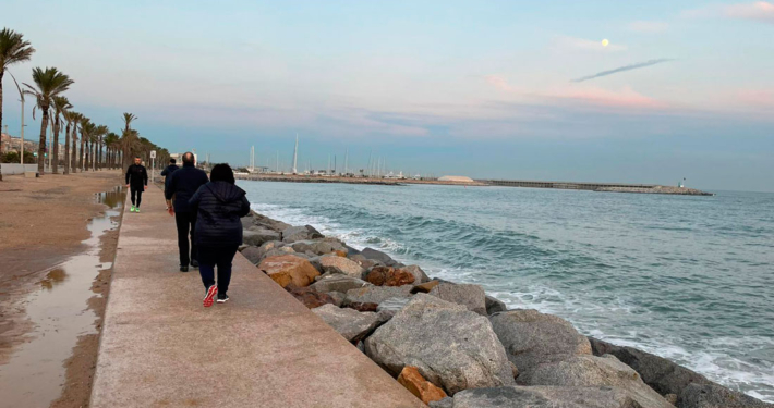 Persones passejant pel passeig marítim de Mataró