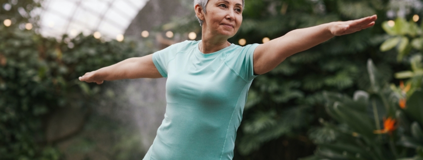 Dona de més de 60 anys practicant activitat física