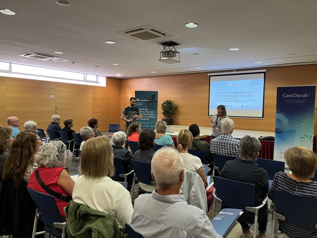 Grup de persones grans participant del taller d'"Hàbits i activitat física del TecnoCampus.
